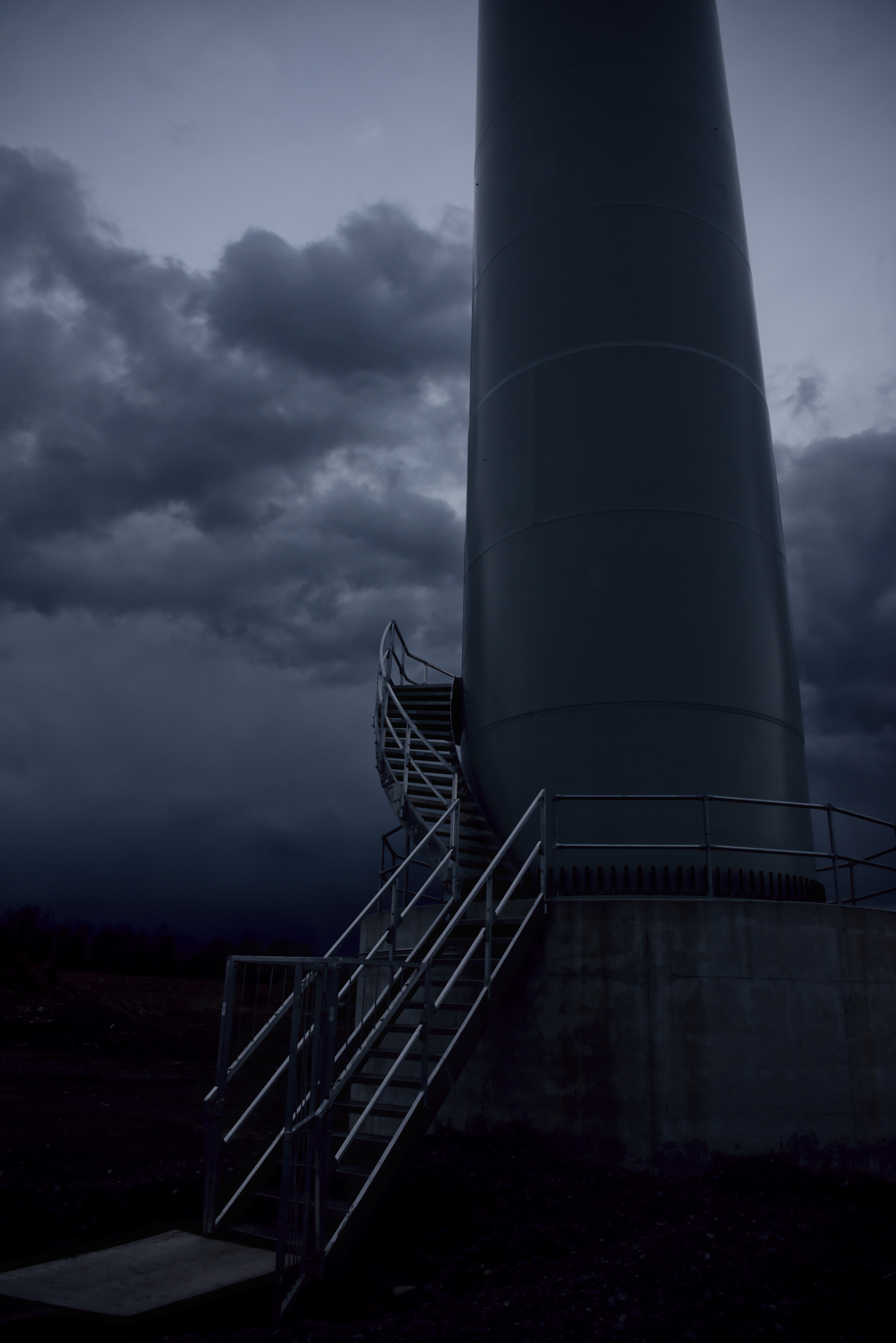 turbinemaststairsdark