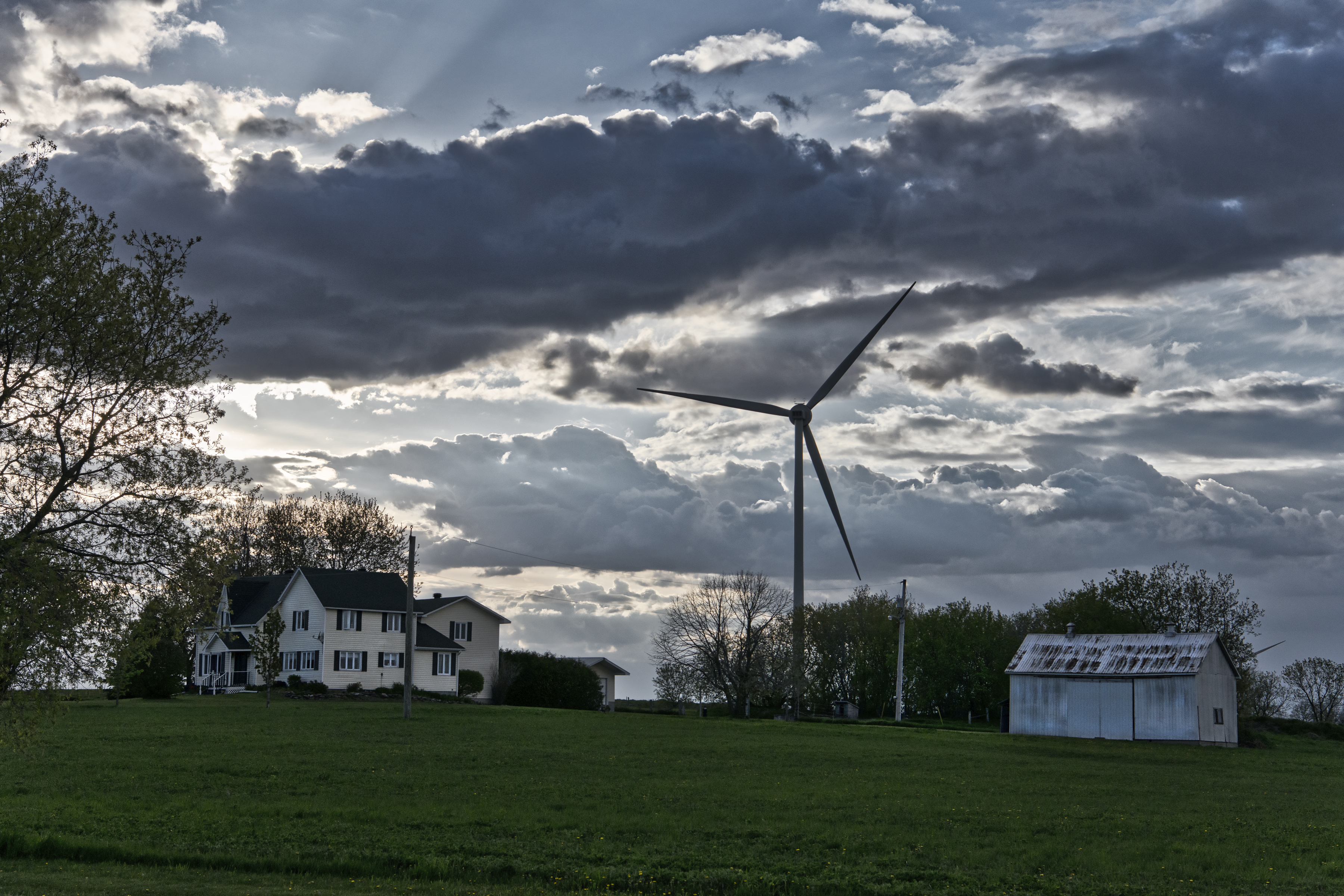 whitefarmhouse2turbines